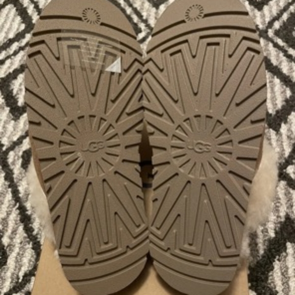 UGG slides - Picture 4 of 4